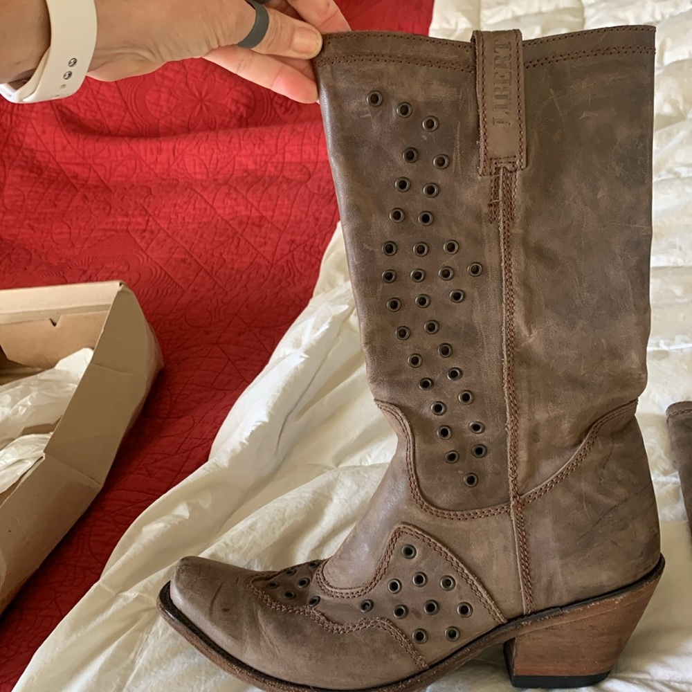 Liberty Black (Lote)boots sz 9.5. Slightly distressed with round metal rivets